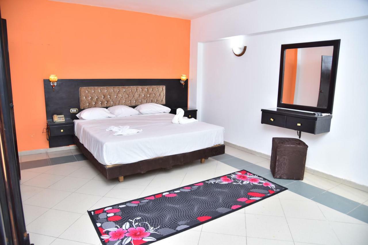 Royal Pyramids Hotel Il Il Cairo Esterno foto