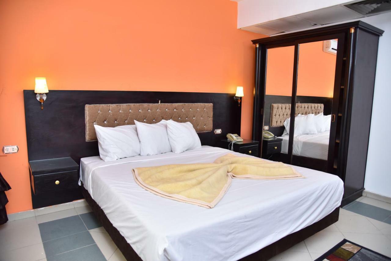 Royal Pyramids Hotel Il Il Cairo Esterno foto